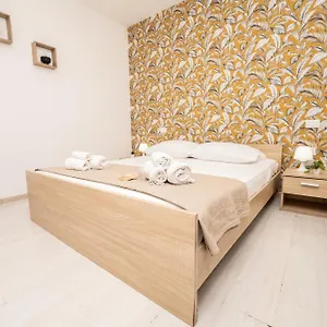 Central 128l , Palermo Italien
